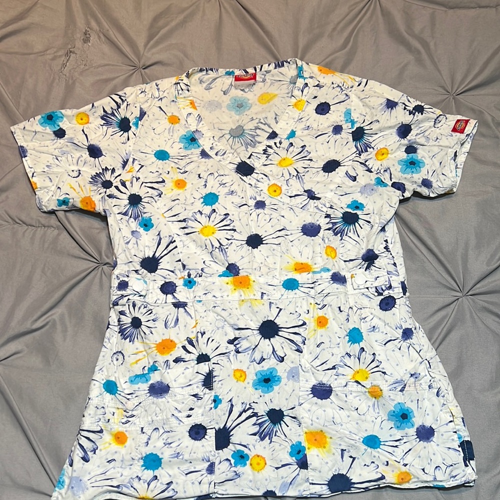 Scrub top size small